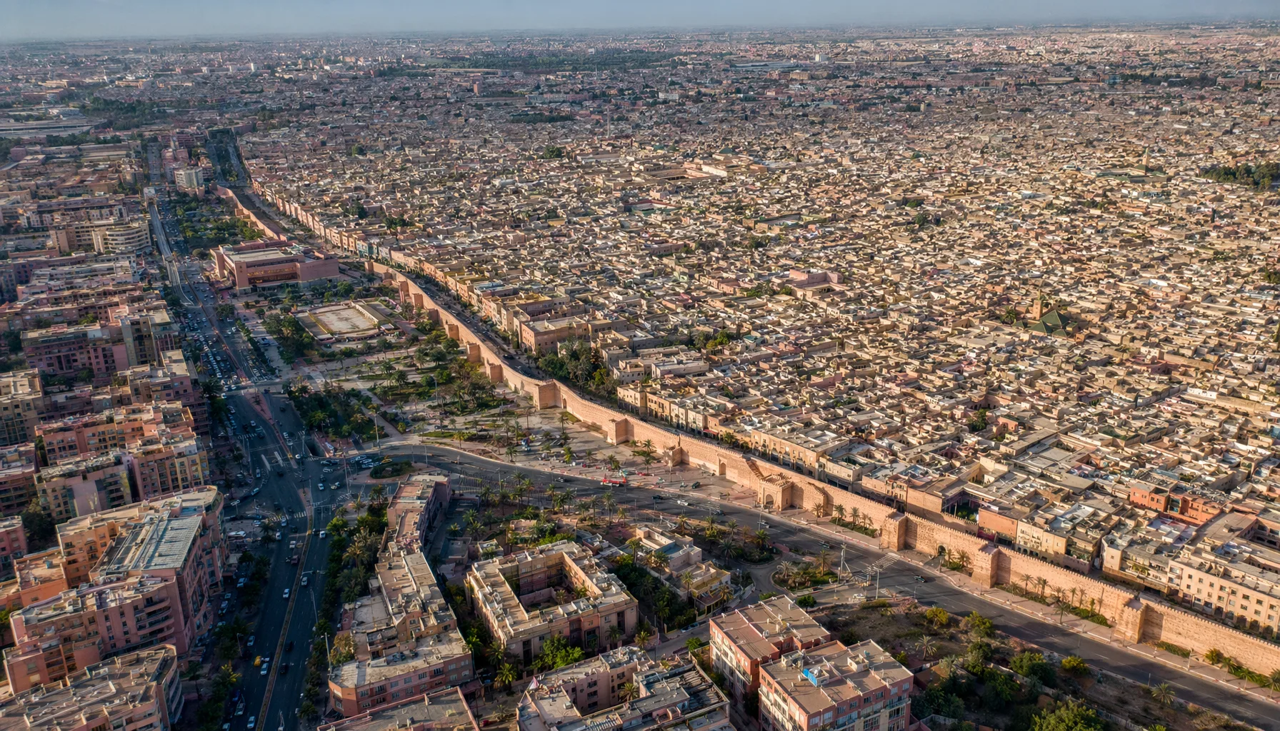 Vue aérienne de Marrakech montrant la médina fortifiée et le quartier moderne de Guéliz côte à côte