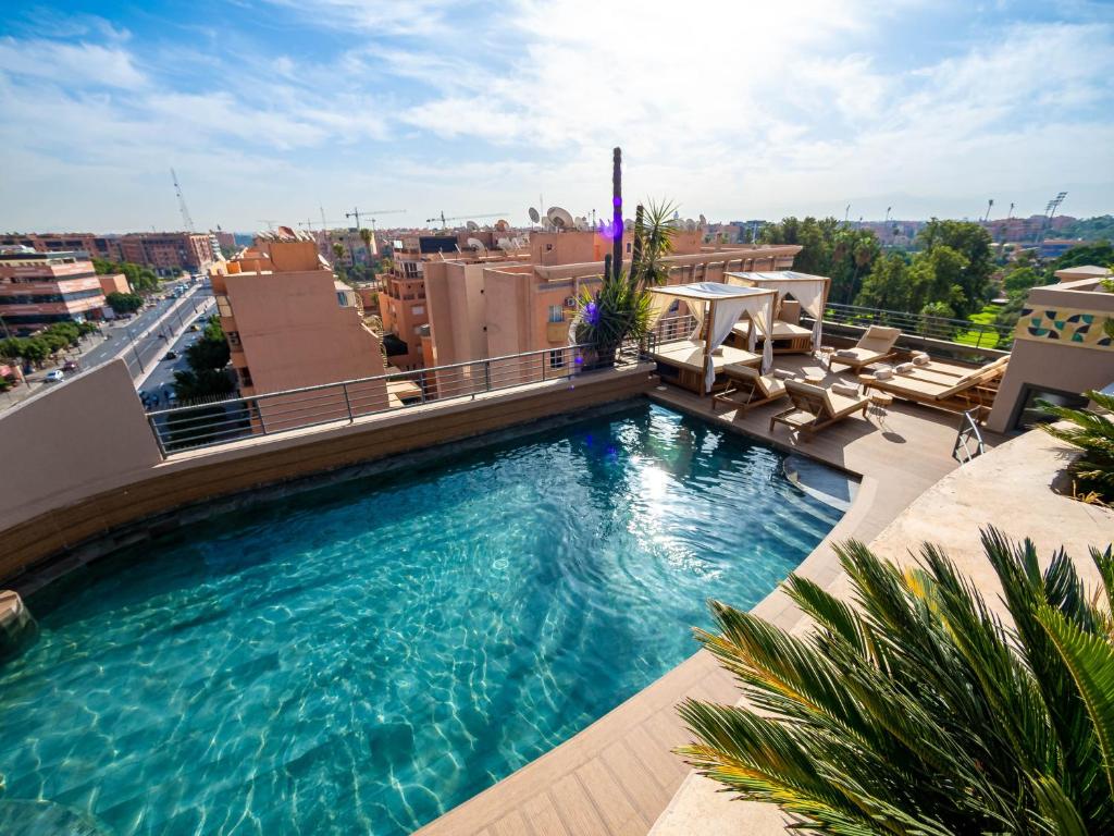 Fashion Boutique Hotel Gu&eacute;liz Marrakech, piscine sur le toit et salon marocain contemporain