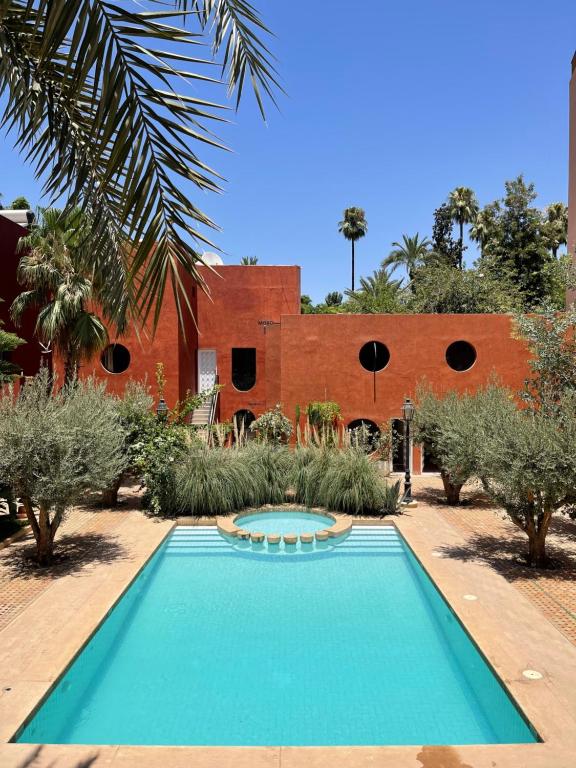Gu&eacute;liz Marrakech vue de nuit, avenues illumin&eacute;es et terrasses anim&eacute;es