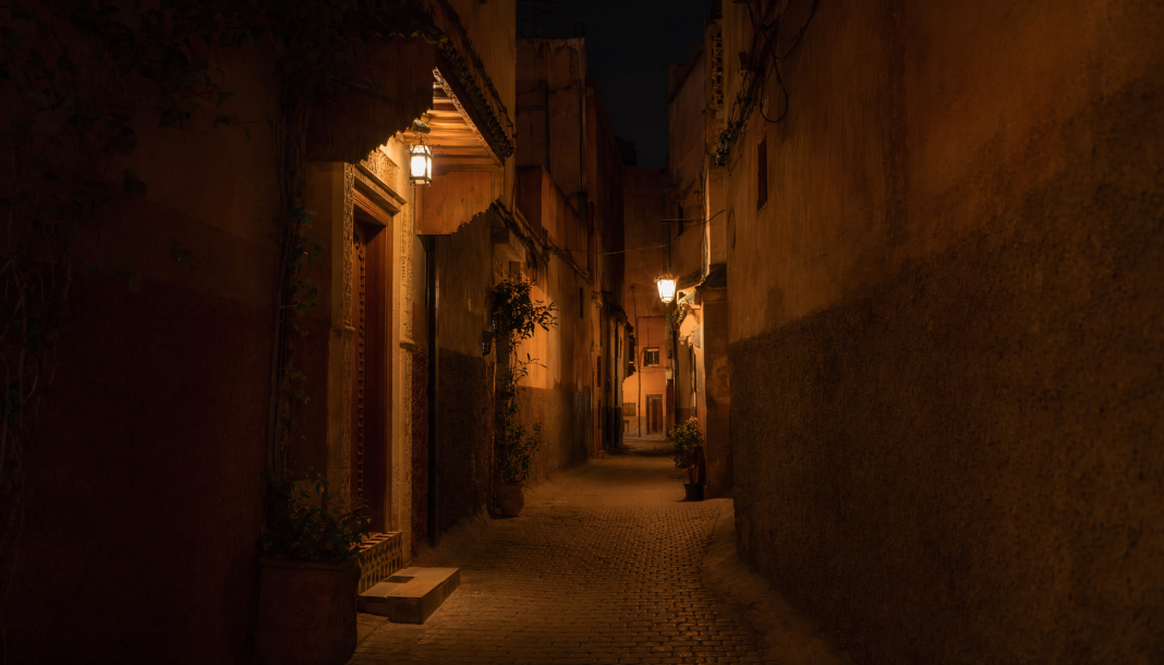 hero-3 Derb de la médina de Marrakech la nuit, lanternes allumées, ruelles calmes et atmosphériques