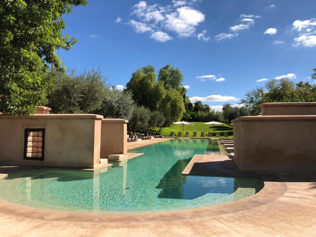 Vista panorámica desde una azotea de la medina de Marrakech al final de la tarde, palmeras al fondo