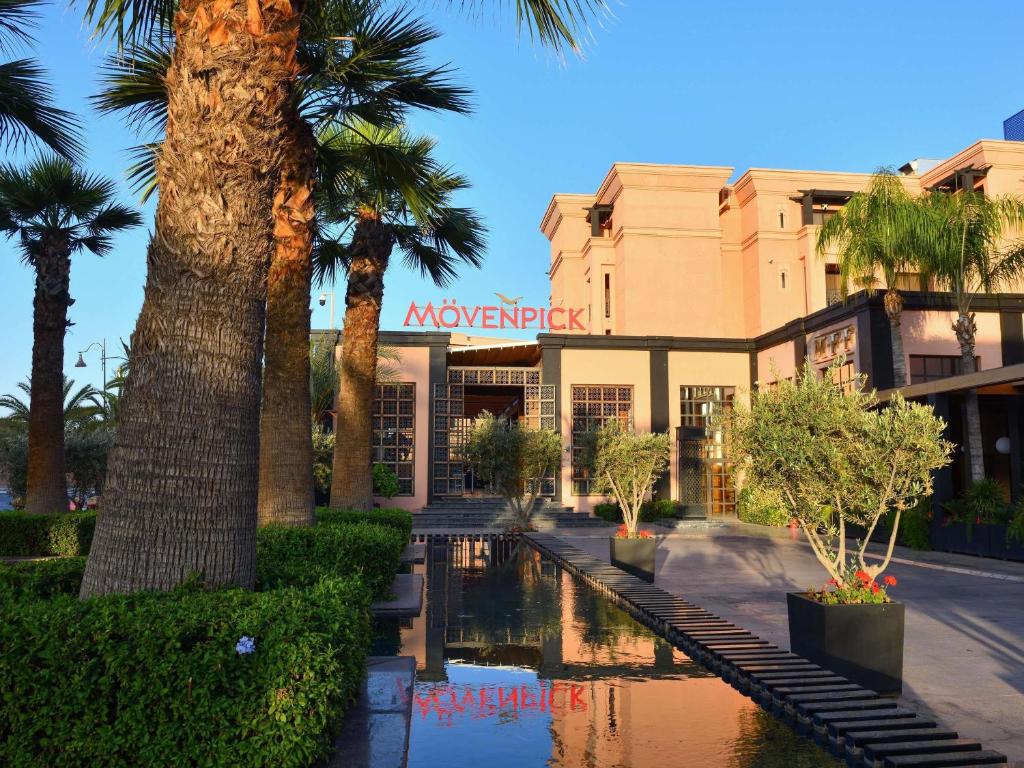 M&ouml;venpick Hotel Mansour Eddahbi Marrakech, piscine ext&eacute;rieure et fa&ccedil;ade &agrave; Hivernage