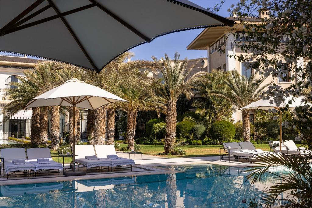 Jardín y arquitectura de un hotel en la Palmeraie a finales de octubre, luz cálida de final de tarde
