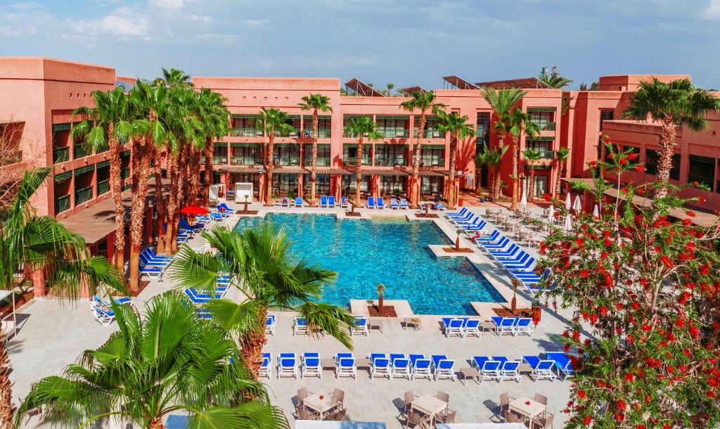 Pickalbatros H&ocirc;tel Du Golf Marrakech Palmeraie, parcours de golf et piscine ext&eacute;rieure