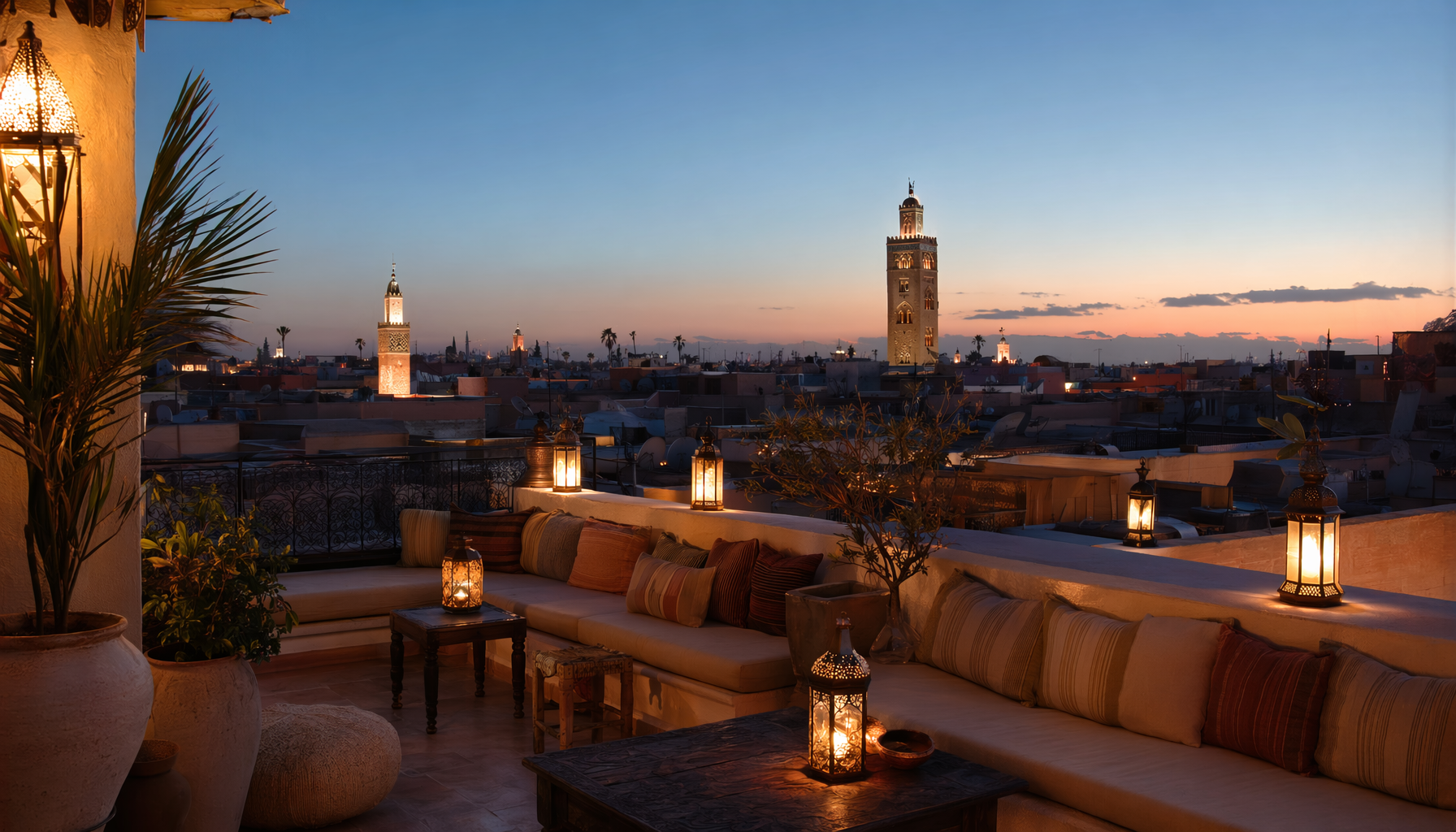 Terrasse d'un riad de la médina de Marrakech en soirée, vue sur les toits et minarets, lanternes allumées, ambiance calme