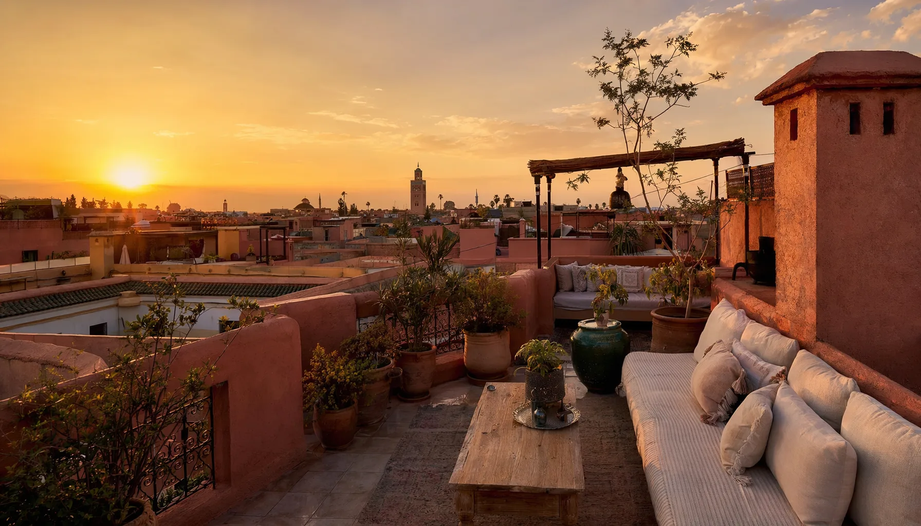 Terrasse de riad à Marrakech en fin de journée, lumière chaude rasante, ambiance calme et chaleureuse