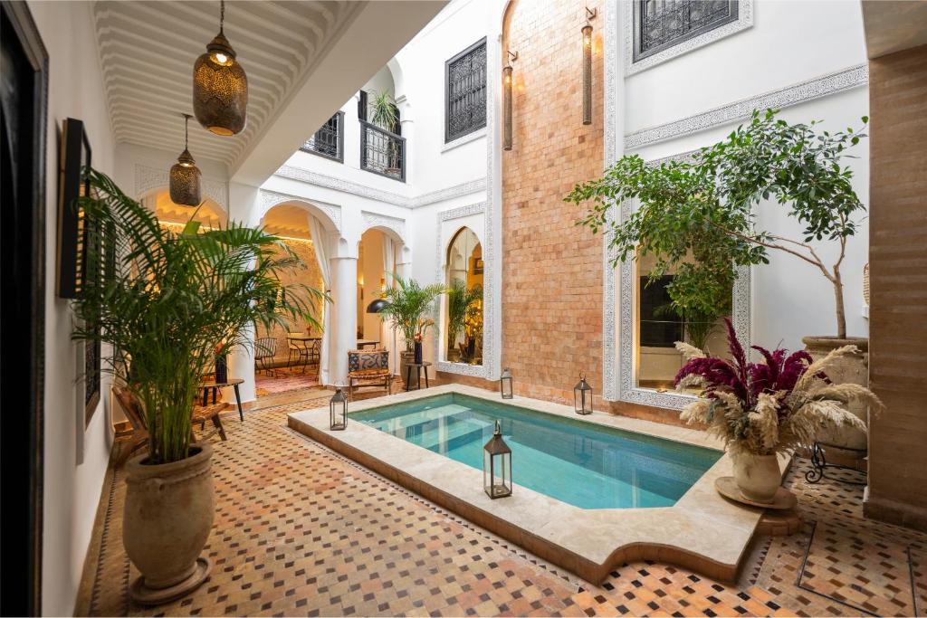 Riad Dar Beldia and Spa Marrakech Medina, piscine et cour avec zellij