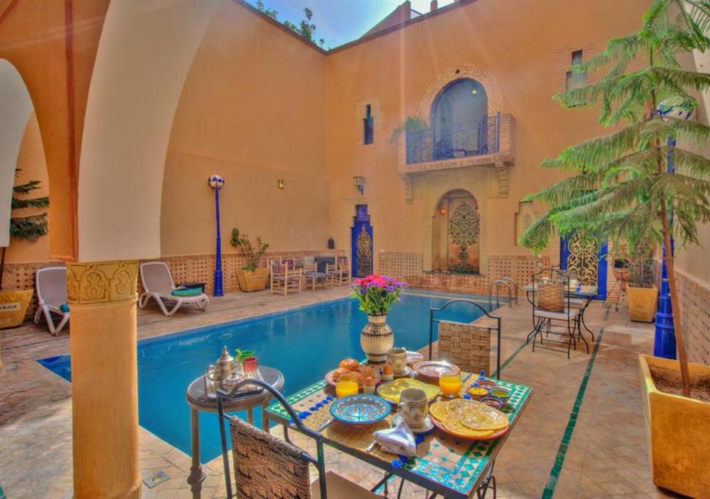 Riad la villa bleue & SPA Gu&eacute;liz Marrakech, piscine dans la cour int&eacute;rieure et carrelage marocain