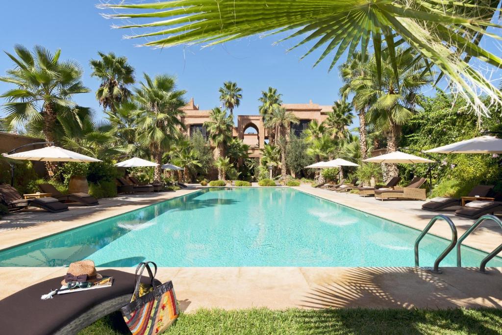 Un comerciante en un zoco de Marrakech, puesto de productos locales, luz natural