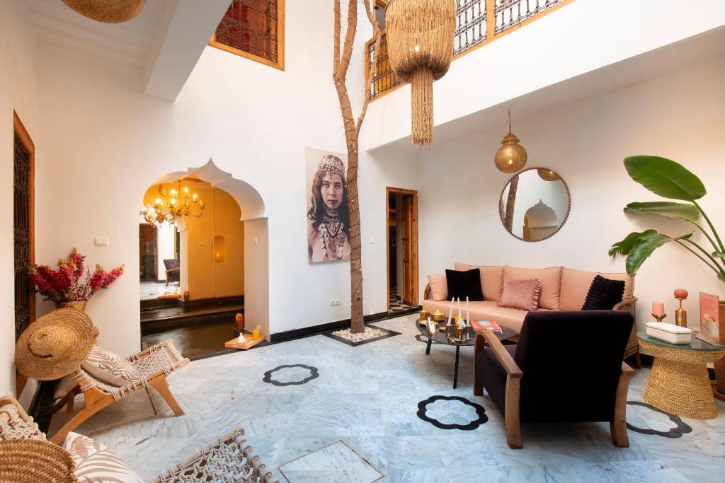 Visitantes en un zoco de Marrakech en temporada fresca, tarde animada