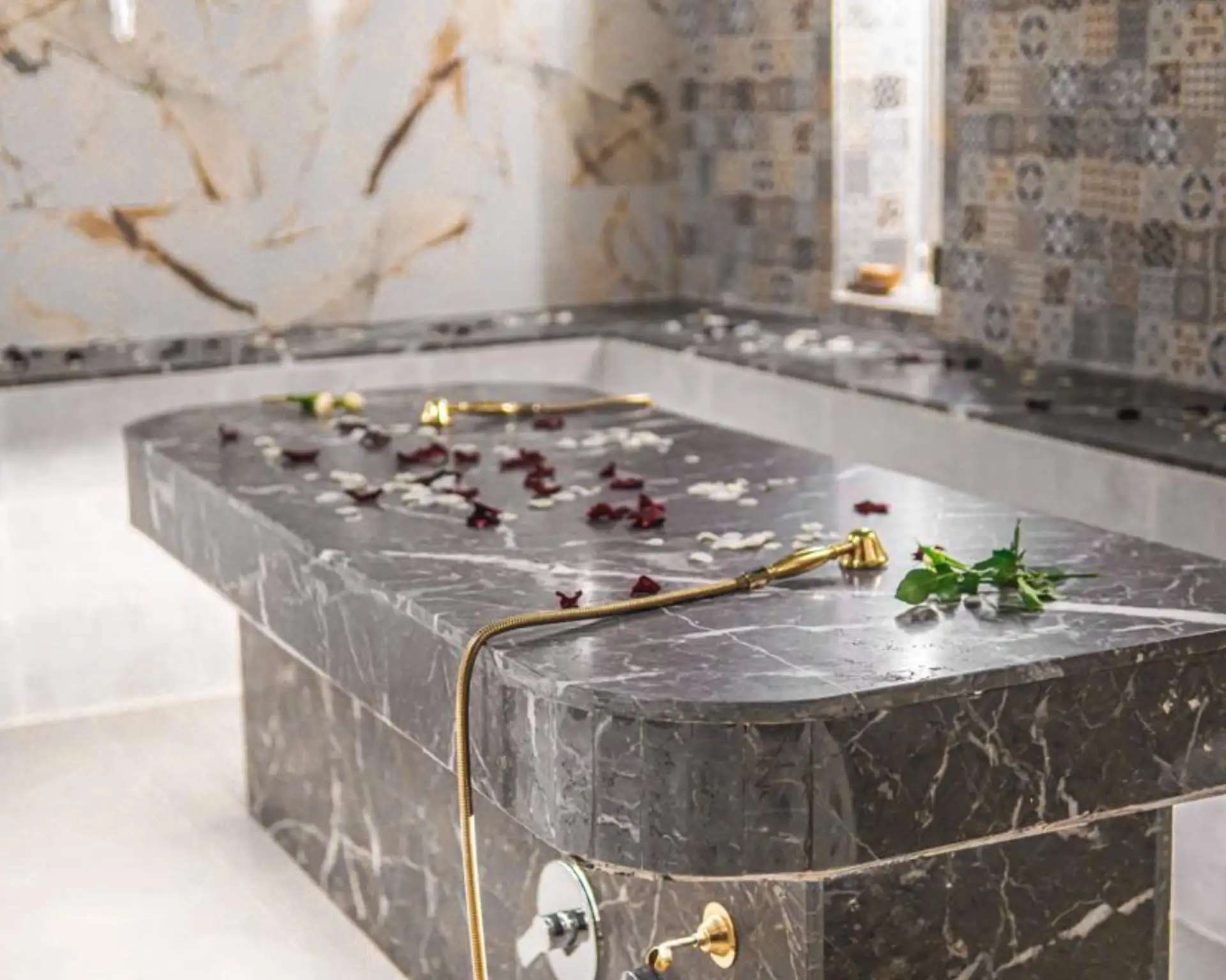 Spa moderne à Marrakech avec hammam vapeur et ambiance détente (format 16:9)