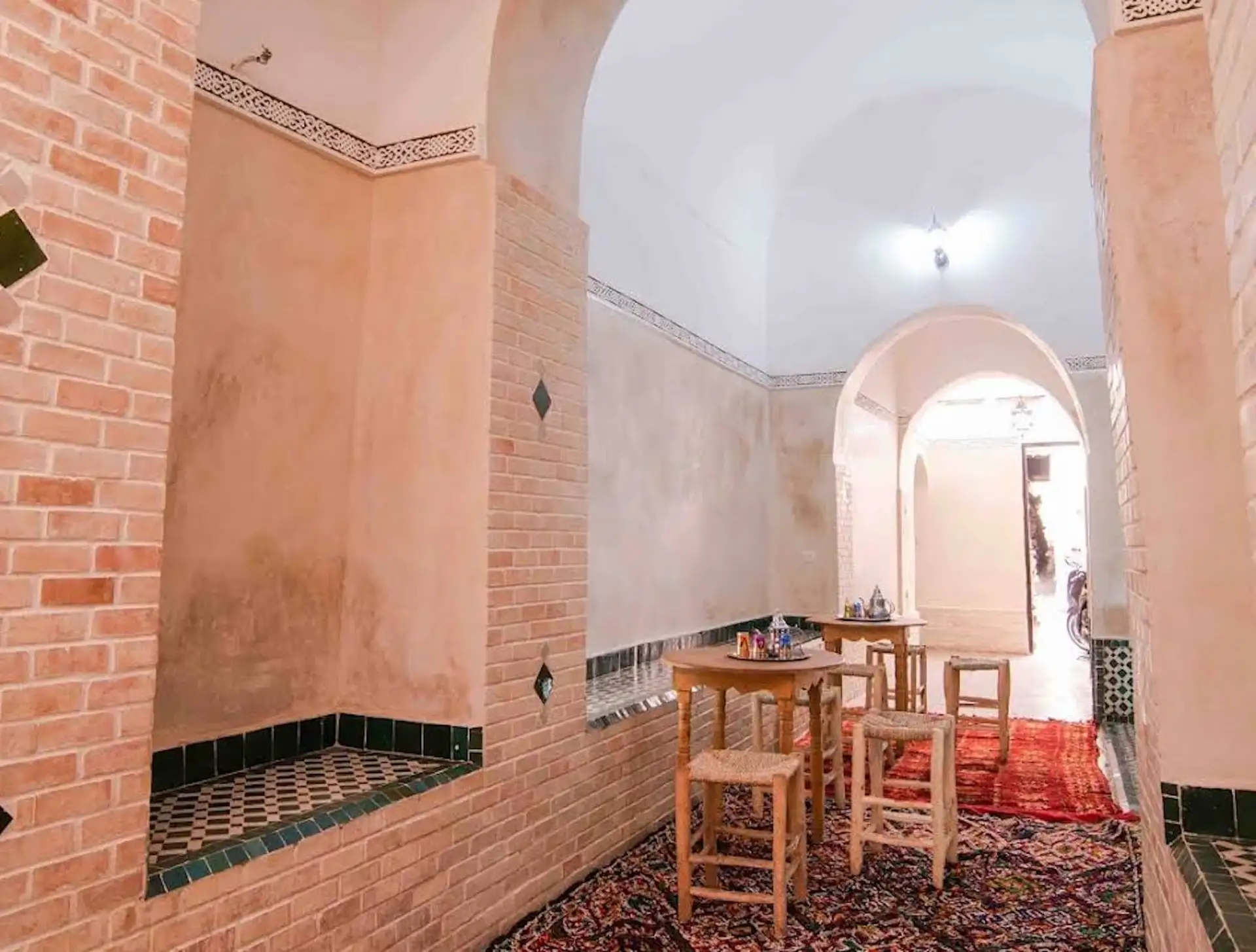 Hammam authentique dans la médina de Marrakech, rituel traditionnel (format 16:9)